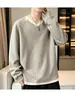 Sudadera de dos piezas falsas para hombre con cuello en V, estilo perezoso holgado, patchwork a rayas, manga larga, capa base, top nuevo de primavera y otoño, moderno