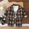 Traje de Tres Piezas a Cuadros de Moda Casual de Primavera y Otoño para Niños Pequeños, Conjunto de Traje Nuevo de Primavera 2026 para Niños