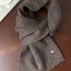 Novo Cachecol Pequeno de Lã para Mulheres, Estilo Coreano Outono/Inverno, Cachecol de Tricô Macio e Fofo de Cor Sólida, Cachecol Quente com Logo Metálico Simples