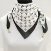 Bufanda Nueva de Algodón y Lino Cuadrada Pequeña para Mujer Otoño e Invierno, Moderna y Versátil, Bufanda Cálida, Hebilla Magnética, Procesamiento Decorativo y Personalización