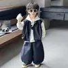 2147 Conjunto de 3 Peças de Colete para Meninos Primavera e Outono 2026 Novo Outono Estiloso Conjunto de Moletom e Calça Casual Estilo Coreano para Crianças