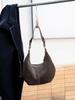 Bolsa de couro de vaca anti-veludo para outono e inverno 2024, nova bolsa de ombro de couro fosco, retrô, combina com tudo, bolsa feminina relaxada