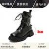 Botas de Solado Grosso para Mulheres 2024 Novo Estilo Britânico Aumento Interno Botas Curtas de Cano Médio Estilo Quente de Celebridade da Internet Botas de Motocicleta Pretas