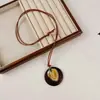 Colar de Corda Longa de Couro para Praia de Verão com Pingente de Concha Redonda e Búzios para Mulheres, Corrente de Suéter de Luxo Leve de Nicho