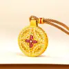 Estilo Igual ao Xiaohongshu Pingente de Moeda de Cobre com Flor de Trevo, Strass Vermelho Rosa Banhado a Ouro para Mulheres, Pingente de Luxo Leve de Alta Qualidade, Fonte para Transmissão ao Vivo