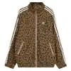 Chaqueta Deportiva Retro para Hombre con Estampado de Leopardo Marrón, Cuello Alto con Cremallera, Doble Raya Blanca Lateral, Pequeño Logo Bordado, Bolsillos con Doble Cremallera