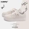 Tênis Simples Estilo Coreano Universal para Homens Zhq-Hy096 Nova Coleção Primavera Versátil Estudante Alargador Tênis Casual para Homens