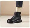 Botas de algodão de sola grossa e cano curto para mulheres, novo estilo de inverno 2026, com forro de fleece e espessadas, bico redondo, botas Martin da moda