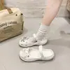 Zuecos de Verano Transpirables de Fábrica en Stock para Mujer, Pantuflas de Moda de Suela Gruesa con Punta Cerrada, Zapatos Versátiles de Suela Suave para Exteriores al por Mayor