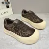 Sapatos de Couro Genuíno Estampa de Leopardo com Solado Grosso Femininos 2026 Chegada Nova de Outono Sapatos de Cabeça Grande Estilo Coreano Versáteis Sapatos Casuais Sapatos Femininos da Moda