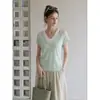 Deslumbrante camiseta verde de gola V de manga curta para mulheres, fina, semitransparente, slim fit, para o verão de 2026, conjunto de duas peças com camisola por baixo