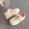 Tênis brancos de sola grossa femininos 2026 novo de primavera versáteis mocassins que aumentam a altura combinados com calças de perna larga, tênis casuais para estudantes