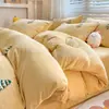 Juego de ropa de cama de cuatro piezas para otoño e invierno, con tejido de terciopelo de leche afelpado y engrosado, adecuado para dormitorios estudiantiles y habitaciones, con lindos diseños de dibujos animados, que incluye una sábana bajera y una funda de edredón