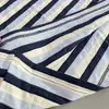 Camiseta de otoño nueva de manga larga a rayas beige y azul retro para mujer, cuello redondo, corte holgado, casual, versátil, top base adelgazante