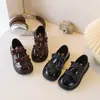 Zapatos de cuero de estilo francés para niños en stock, zapatos de princesa de encaje versión coreana para niñas, zapatos de vestir individuales brillantes de cuero suave para estudiantes