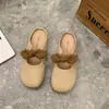Mules fechadas de bico redondo para mulheres, novo estilo primavera-verão, adequadas para grávidas, sapatos fáceis de calçar, sandálias delicadas para a noite
