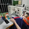 Produção de amostras de camisetas, marca moderna feita sob medida com gola redonda e mangas curtas, fabricação por contrato em pequenos lotes com materiais fornecidos pelo fabricante