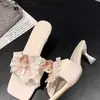 2025 Verano Nueva Moda Versátiles de Tacón Cuadrado Chanclas Estilo Hada Francesa Romántico Diseño Floral para Combinar con Vestidos Sandalias de Deslizamiento