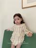 Outono de 2026 Novo Produto Estilo Ins para Bebê Menina Macacão Elegante com Gola de Renda Macacão de Engatinhar Floral Retro para Bebê