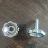 El mango de hierro galvanizado es resistente y duradero