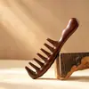 Atacado de fábrica pente de massagem de sândalo dourado com 20 dentes, pente de madeira maciça para meridianos de uso doméstico, portátil, adequado para homens e mulheres, personalizável