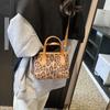 Bolso popular de este año para mujer otoño e invierno 2024 nueva moda bolso de cubo portátil con textura retro leopardo bolso cruzado para mujer