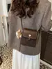 Bolsa Saco Fofa de Um Ombro Fresca e Versátil de Outono 2025 Moda Simples Cor Contrastante Flip Transversal Pequena Quadrada para Mulheres