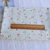 Tecido jacquard de algodão puro com uma estampa fresca de morango - perfeito para roupas infantis, cortinas, vestidos, faixas de cabeça, elásticos de cabelo e projetos DIY