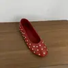 Sapatos femininos de sola reta com tachas de nicho, novos para primavera e outono de 2026, com sola macia, slip-on, sapatos pretos franceses para o dia a dia
