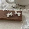 Brincos Minimalistas Coreanos Estilo Ins Prata de Lei S925 Resistentes com Pontos de Miçangas Laço Studs, Delicados e Doces