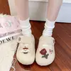 Pantuflas de algodón con suela gruesa de oso de dibujos animados para mujer, nuevos zapatos cálidos de pelo para el hogar de invierno 2026, zapatos de pelo estilo coreano