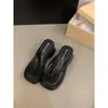Chanclas estilosas de suela gruesa para mujer, nuevo modelo de verano 2026, sandalias de dedo para playa con cuña que aumenta la altura para mujeres bajitas