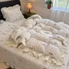 Juego de ropa de cama de cuatro piezas de terciopelo de leche, grueso, cálido y acogedor para el invierno, con una funda nórdica de alto gramaje, ribeteada con encaje y con estampado