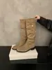 Design retrô francês de nicho, botas de tornozelo femininas para o outono de 2025, com fivelas de metal e cano alto, com cabedal em camurça.
