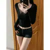 Top base sexy preto com gola V e detalhes em malha para mulheres, novo estilo de outono, camiseta de manga longa para mulheres baixinhas