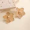 Joias Europeias e Americanas Transfronteiriças em Estoque, Luxo Acessível, Brincos de Flor Simples de Nicho, Brincos Assimétricos Exagerados de Liga Personalizada