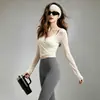 Elegante conjunto de fitness y yoga para mujer, con diseño cruzado, panel de malla, mangas largas, sujetador incorporado y características moldeadoras, adecuado para Pilates y otros entrenamientos en otoño