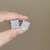 2026 Nuevos Pendientes Coreanos Más Vendidos Pendientes Geométricos Huecos con Incrustaciones de Diamantes para Mujer Diseño de Nicho Pendientes Dorados de Alta Gama