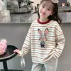 Camiseta de Manga Longa para Meninas 2026 Novo Estilo Gola Redonda Primavera Outono Listrada Camada Base Roupa Infantil Estilosa Suéter de Menina Camiseta Tendência