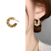 Pendientes de estilo fragante pequeño de lujo ligero de alta gama con temperamento Joker incrustados de circonita cobre chapado en oro de 18 quilates joyería de alto color al por mayor
