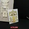 Fábrica al por mayor Funda para teléfono estilo Año Nuevo con Decoración de Resina Pegatinas Metálicas, Pegatinas para Teléfono con Texto de Bendición de Fortuna y Prosperidad