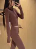 AL *Chaqueta deportiva corta, ajustada, con capucha, cintura con cordón y pantalón de yoga ligeramente acampanado y amigable con la piel