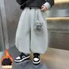 Calça de Pelúcia para Meninos Estilo Coreano Calça Lanterna Outono/Inverno 2026 Nova Roupa Externa Quente de Fleece Espessado de Uma Peça para Crianças