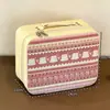 Linda Caja de Maquillaje de Pastel de Fresa para Mujer con Espejo Impermeable Portátil de Mano Caja de Almacenamiento de Cosméticos para Cuidado de la Piel de Viaje