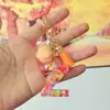 Chaveiros de letra com pompom estilo europeu e americano, chaveiros de letra em formato de coração de resina de cristal para meninas