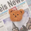 Ins Lindo Oso de Dibujos Animados Nombre Peluche Decoración Bolsa de Jardín de Infancia Oso Muñeco Broche Accesorios Adorno para la Cabeza