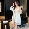 Novos pijamas sexys de seda gelada para mulheres com alças, roupa de casa estilo luxo leve de alta qualidade com bojos, conjunto de roupão de duas peças
