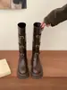 []Botas Longas Martin de Solado Grosso Retrô da Moda Femininas 2026 Novo Estilo Fivela Bico Redondo Cano Alto Botas de Cavaleiro