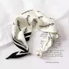 Bufanda Delgada de Seda Bufanda Cuadrada Estilo Nuevo Primavera y Verano Hebilla Magnética Profesional Combinación Camisa Mujer 2025 Bufanda Decorativa con Letra Tira Larga Pequeña