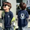 Roupa infantil, camiseta de manga comprida para meninos, estilo moderno e descolado, novo modelo 2026, algodão puro, blusa infantil falsa de duas peças, roupa de menino bonita
